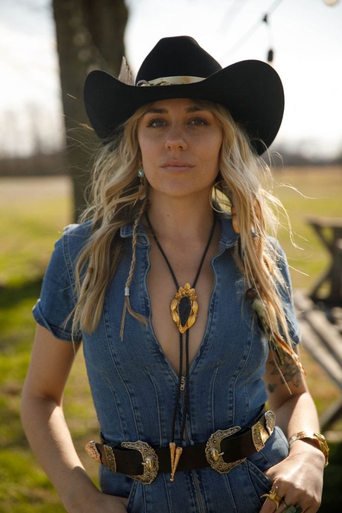 How to Wear a Bolo Tie: 5 Tips for Perfecting Your Style 6 Black Obsidian Arrowhead Bolo Tie: A Stylish Choice