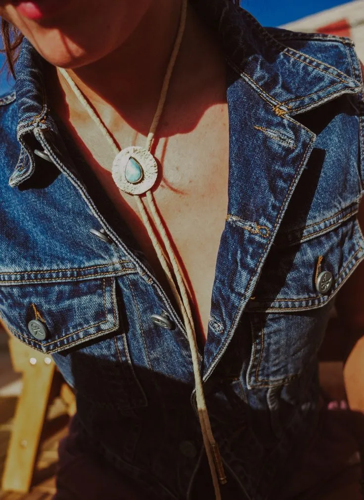 How to Wear a Bolo Tie: 5 Tips for Perfecting Your Style 4 Gold toned Larimar Bolo Tie