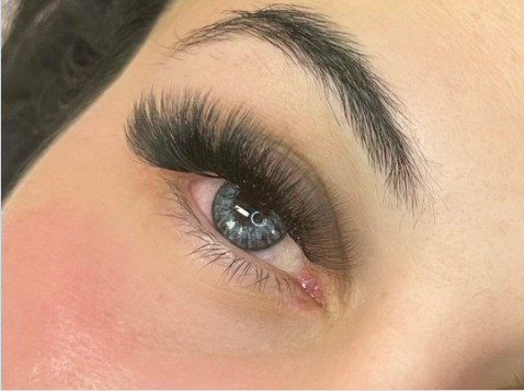 Guide to Styles & Types of Eyelash Extensions 4 Mega Volumes lashes