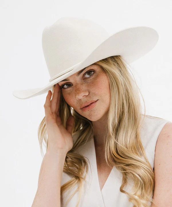 What Should I Wear To a Country Concert Outfit? 14 Women Wearing Western-Inspired Hats for a country concert